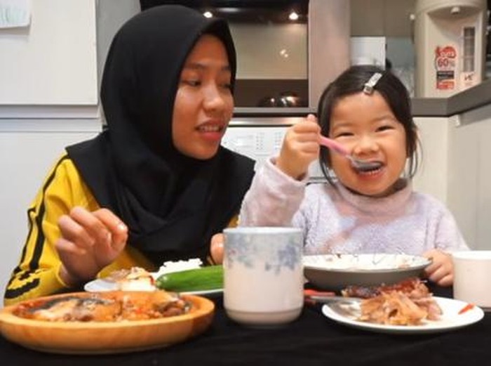 Beruntung! 5 ART Ini Dapat Majikan Baik, Ditraktir hingga Boleh Makan Banyak Beruntung! 5 ART Ini Dapat Majikan Baik, Ditraktir hingga Boleh Makan Banyak
