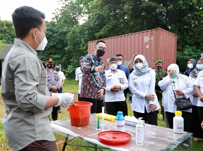 Bupati Banyuwangi Ipuk Fiestiandani, melepas ekspor perdana produk reduktan herbisida produksi PT Pandawa Agri Industri (PAI)