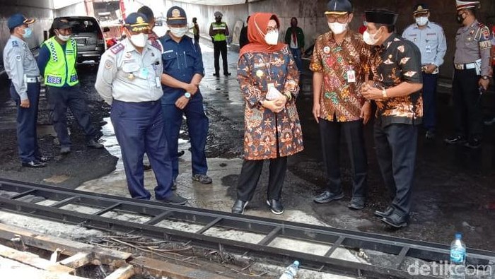 Bupati Sukoharjo Etty Suryani saat meninjau perbaikan underpass Makamhaji, Sukoharjo, Kamis (18/3/2021). (