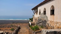 Selain itu, katanya di villa ini juga terdapat ruangan bawah tanah dengan dinding yang sangat tebal. Ruangan dengan dinding setebal 2 meter tersebut dirancang untuk tahan terhadap ledakan. (Getty Images/iStockphoto/FullframeFactory)