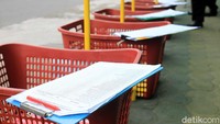 Guna meminimalkan kontak fisik saat pengembalian lembar jawaban tadi SD Muhammadiyah Sapen, Yogyakarta, menyediakan pos penerimaan LJK TPM ASPD tanpa turun alias drive thru.