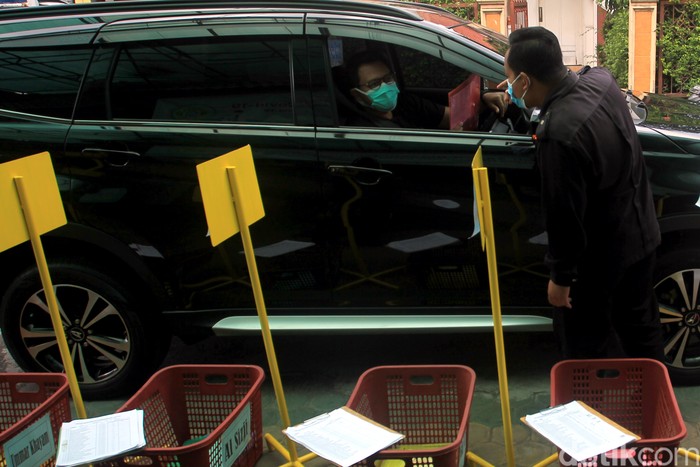 Sekolah di Yogyakarta membuka layanan pengembalian lembar jawaban ujian via drive-thru. Hal itu dilakukan sebagai upaya pencegahan penyebaran virus Corona.