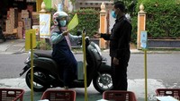 Deretan keranjang urutan kelas disiapkan oleh sekolah untuk pengembalian LJK tanpa turun.