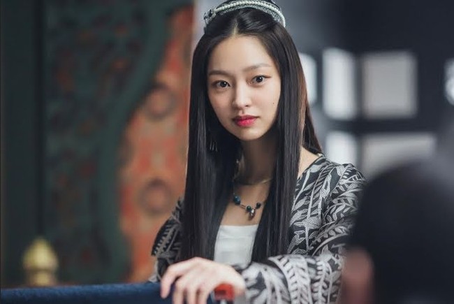 Pemain dama Korea River Where The Moon kembali diperbincangkan penonton. Selain Ji Soo yang mundur setelah terungkap terlibat bullying, kini Choi Yu Hwa menjadi perhatian karena penampilan cantiknya. Para netizen terkejut mengetahui usianya sudah hampir kepala empat. Foto: Instagram @choiyuhwa