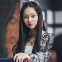 Pemain dama Korea River Where The Moon kembali diperbincangkan penonton. Selain Ji Soo yang mundur setelah terungkap terlibat bullying, kini Choi Yu Hwa menjadi perhatian karena penampilan cantiknya. Para netizen terkejut mengetahui usianya sudah hampir kepala empat. Foto: Instagram @choiyuhwa