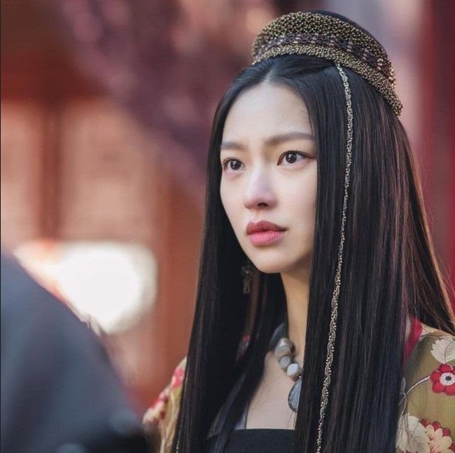 Choi Yu Hwa yang bermain sebagai Hae Mo Yong, anak perempuan misterius Hae Ji Wol dari Suku Sonobu. Hae Mo Yong diceritakan sebagai wanita yang ambius dan berbakat dalam membuat obat-obatan herbal. Karakter peran dan wajah yang kuat membuatnya jadi favorit baru pemirsa. Foto: Instagram @choiyuhwa