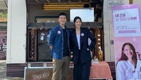Layaknya banyak artis Korea Selatan lain, Claudia Kim juga mendapat kiriman food truck dari penggemarnya. Ia pun tak melewatkan mengabadikan pose bersama aktor Park Hae Soo. Foto: Instagram claudiashkim