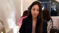 Sebelum menyantap makanan enak, Claudia Kim difoto candid. Pesona cantiknya tetap terlihat ya? Foto: Instagram claudiashkim