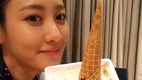 Gelato night, tulis Claudia Kim di keterangan foto. Wah, ternyata pemeran Nagini ini doyan banget sama gelato! Foto: Instagram claudiashkim