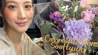 Aktris kelahiran tahun 1985 ini tengah jalani pemotretan bersama brand makeup terkenal. Ia lantas mendapat kejutan kue dengan hiasan miniatur makeup. Foto: Instagram claudiashkim