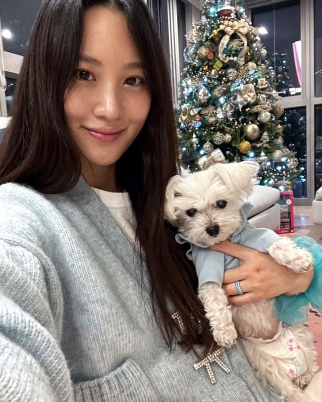 Claudia Kim menjadi salah satu artis Korea yang tergabung dalam Marvel Cinematic Universe. Dia dikenal dengan perannya dalam film Avengers: Age of Ultron dan Fantastic Beasts: The Crimes of Grindelwald. Dia pun menikahi konglomerat Matthew Shampine yang menjadi CEO WeWork Korea. Foto: Instagram claudiashkim