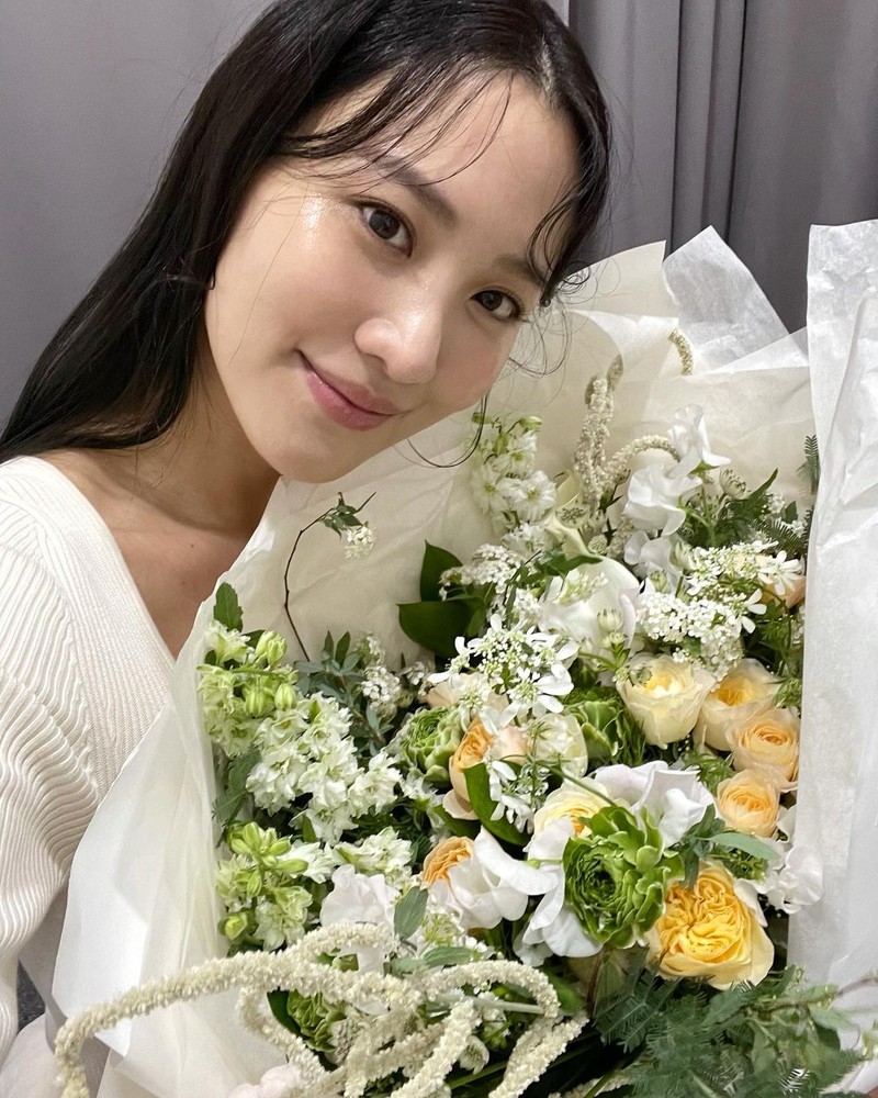 Claudia Kim Terlihat Cantik Saat Pamer Gelato hingga Cookies