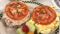 Sesekali Claudia Kim memamerkan foto makanan di Instagramnya. Seperti foto bagel bertopping tomat dan telur yang menggugah selera ini. Foto: Instagram claudiashkim