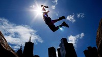 Seorang anggota Parkour melakukan lompatan di Rocks, Melbourne, Australia. Getty Images/Quinn Rooney