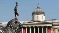 Seorang Pelari Bebas melompat dari patung Singa di depan Galeri Nasional London, Inggris. Ryan Pierse