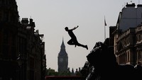 Seorang anggota parkour melakukan aksi lompatnya di London, Inggris. Ryan Pierse