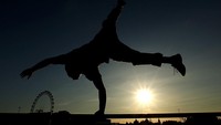 Seorang anggota parkour berdiri dengan satu tangan di London, Inggris. Getty Images for Red Bull/Ian Walton