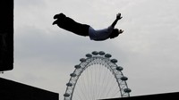 Seorang anggota parkour melakukan aksi lompatnya di London, Inggris. Getty Images for Red Bull/Ian Walton