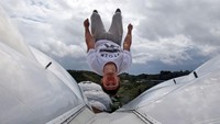 Seorang ahli parkour jungkir balik di atap Bioma Hutan Hujan Eden di St Austell, Inggris. Getty Images/Matt Cardy