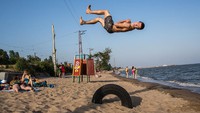 Pria berlatih parkour di pantai Mariupol, Ukraina. Getty Images/Brendan Hoffman