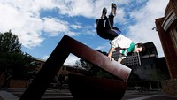 Jerds melompati patung saat melakukan aksi parkour di Melbourne, Australia. Getty Images/Quinn Rooney