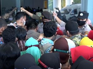 Gemetar Usai Divaksinasi, Wanita Ini Dilarikan ke RS