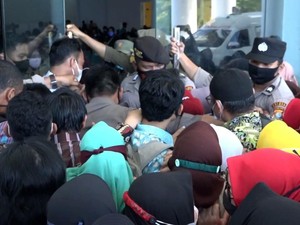 Duh! Antrean Vaksinasi Covid-19 Tenaga Pengajar di Polman Berdesakan