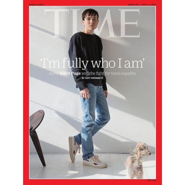 Tak ada lagi rambut panjang dan kini berganti dengan rambut pendek yang maskulin. Gayanya yang kasual dalam balutan sweater, jeans, dan sneakers semakin mempertegas identitas baru Elliot Page sebagai seorang transgender pria. (Foto: Dok. Time/Wynne Neilly)
