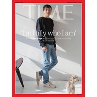 Tak ada lagi rambut panjang dan kini berganti dengan rambut pendek yang maskulin. Gayanya yang kasual dalam balutan sweater, jeans, dan sneakers semakin mempertegas identitas baru Elliot Page sebagai seorang transgender pria. (Foto: Dok. Time/Wynne Neilly)