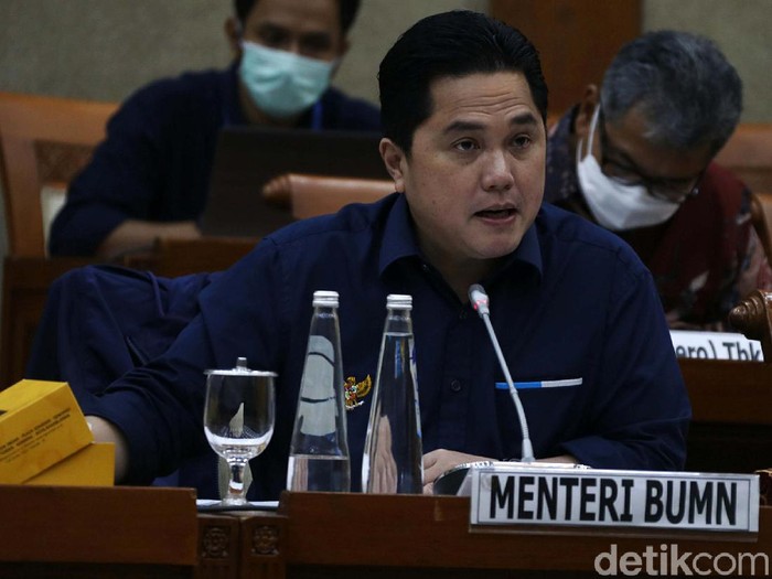 Menteri BUMN Erick Thohir mengikuti rapat kerja dengan Komisi VI DPR RI, Jakarta, Kamis (18/03/2021). Rapat tersebut membahas pembentukan Holding BUMN Ultra Mikro.