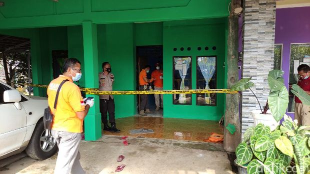 Evakuasi mayat perempuan Wiwin Listiyani di Semarang, Kamis (18/3/2021).