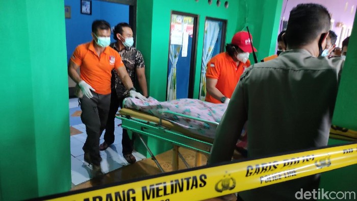 Evakuasi mayat perempuan Wiwin Listiyani di Semarang, Kamis (18/3/2021).