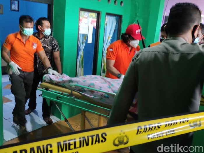 Evakuasi mayat perempuan Wiwin Listiyani di Semarang, Kamis (18/3/2021).