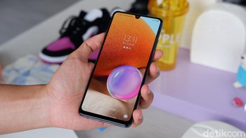 Mengusung layar Super AMOLED 6,4 inch dengan resolusi Full HD+. Foto: Adi Fida Rahman/detikINET