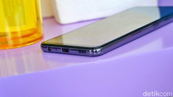 Ponsel ini punya port USB type C dan jack audio 3,5 mm. Foto: Adi Fida Rahman/detikINET