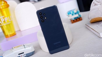 Ponsel ini dilengkapi fitur fingerprint di layar dan NFC. Foto: Adi Fida Rahman/detikINET