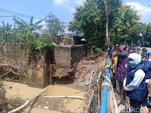 Cek Banjir di Magetan, Gubernur Khofifah Minta Prioritaskan Perbaikan Jembatan