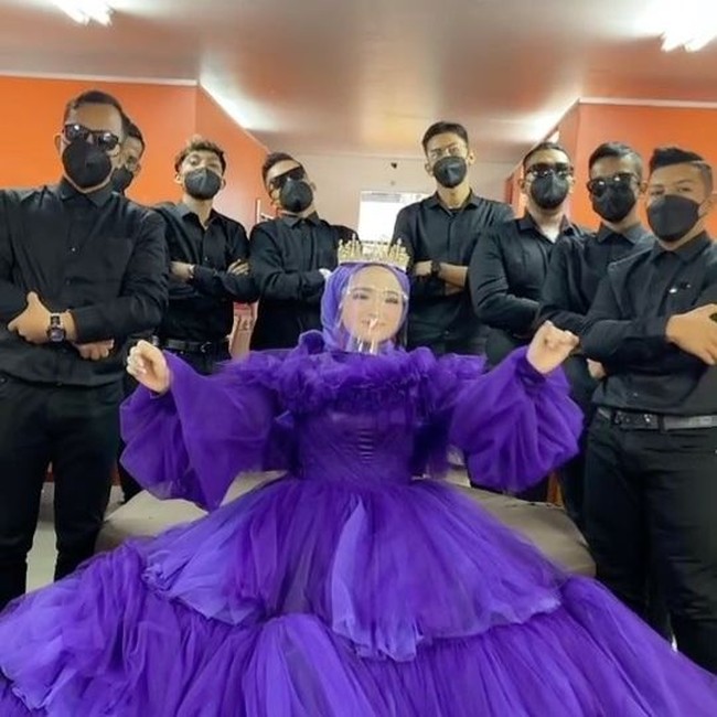 Hadir dalam acara Brownis, Trans TV, wanita yang mempunyai pengikut lebih dari 462 ribu di Instagram itu mengungkapkan alasannya meminta pengawalan tersebut. Iya bener ada sembilan ajudan, karena di Aceh banyak haters aku takut. Mereka semua ada yang berasal dari Bandar Meriah, Takengon pokoknya semua dari Banda Aceh, kata Herlin. Foto: Dok. Instagram @herlinkenza.