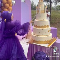 Mengenai kontroversi acara ulang tahunnya yang digelar meriah di tengah pandemi, Herlin menanggapinya dengan santai. Dia mengaku sudah menyewa satu lapangan golf untuk menampung 300 tamu undangan ulang tahunnya. Foto: Dok. Instagram @herlinkenza.