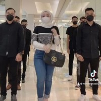 Aksinya pergi dengan dikawal sembilan ajudan itu viral setelah diunggahnya ke media sosial. Dalam video yang dipamerkannya itu tampak dia mendapatkan pengawalan ketat ketika berbelanja di supermarket. Foto: Dok. Instagram @herlinkenza.
