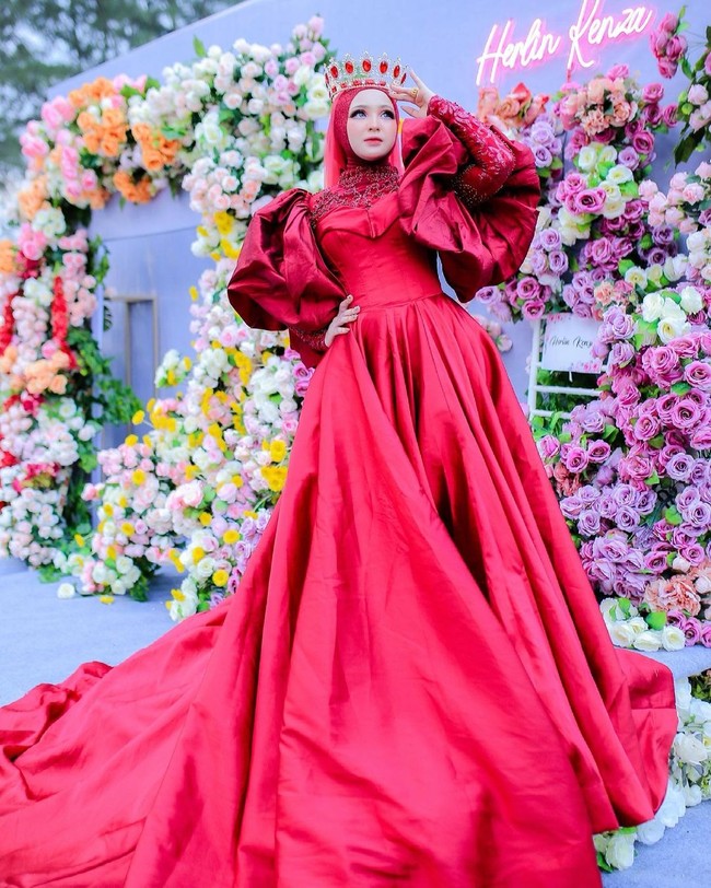 Herlin Kenza mengatakan lagi kalau dia tak mau ambil pusing dengan bully-an dari warganet di akun media sosial miliknya. Banyak banget komentar negatif, aku sih cuek aja. Aku mengundang semua influencer asal Aceh dan di Jakarta juga, pungkasnya. Foto: Dok. Instagram @herlinkenza.