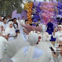 Selain viral karena berbelanja dikawal ajudan, pada awal Maret 2021, Herlin Kenza juga menjadi sorotann karena mengadakan pesta ulang tahun tanpa menerapkan protokol kesehatan di tengah pandemi. Konsep ulang tahun dibuat meriah dengan dihadiri kerabat dekat dan juga sejumlah selebgram Aceh. Foto: Dok. Instagram @herlinkenza