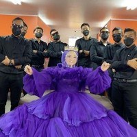 Hadir dalam acara Brownis, Trans TV, wanita yang mempunyai pengikut lebih dari 462 ribu di Instagram itu mengungkapkan alasannya meminta pengawalan tersebut. Iya bener ada sembilan ajudan, karena di Aceh banyak haters aku takut. Mereka semua ada yang berasal dari Bandar Meriah, Takengon pokoknya semua dari Banda Aceh, kata Herlin. Foto: Dok. Instagram @herlinkenza.