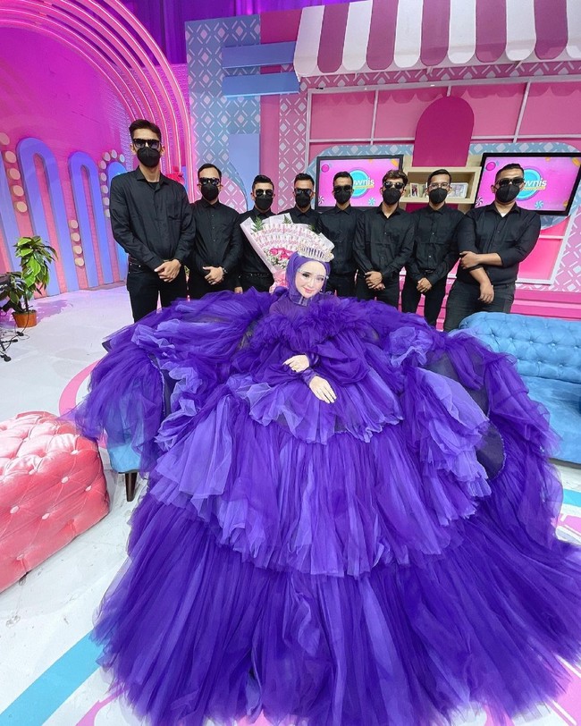 Herlin Kenza sedang viral di media sosial. Ia dijuluki Barbie karena penampilannya yang berdandan bak boneka tersebut. Tak hanya itu saja, ia menjadi atensi karena ketika keluar rumah selalu dikawal oleh sembilan orang ajudan. Foto: Dok. Instagram @herlinkenza.