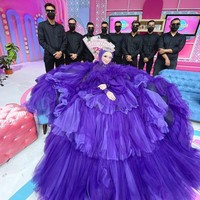 Herlin Kenza sedang viral di media sosial. Ia dijuluki Barbie karena penampilannya yang berdandan bak boneka tersebut. Tak hanya itu saja, ia menjadi atensi karena ketika keluar rumah selalu dikawal oleh sembilan orang ajudan. Foto: Dok. Instagram @herlinkenza.