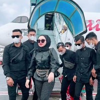 Ajudannya tersebut mendampingi Herlin di manapun ia berada. Semuanya ada bagian-bagiannya cuman mereka saling membantu satu sama lainnya, ujarnya lagi. Foto: Dok. Instagram @herlinkenza.