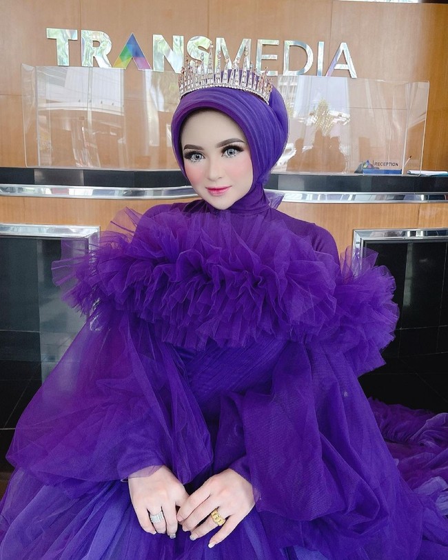 Saat tampil dalam acara Brownis, Herlin tampil cetar memakai gaun tutu glamour warna ungu violet. Ia juga memakai headpiece mahkota. Pembawa acara Brownis Ivan Gunawan pun bertanya kepada Herlin apakah dalam kesehariannya berpenampilan seperti itu. Herlin menjawab jika dalam acara tertentu saja, ia memakai gaun mewah. Foto: Dok. Instagram @herlinkenza.