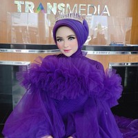 Saat tampil dalam acara Brownis, Herlin tampil cetar memakai gaun tutu glamour warna ungu violet. Ia juga memakai headpiece mahkota. Pembawa acara Brownis Ivan Gunawan pun bertanya kepada Herlin apakah dalam kesehariannya berpenampilan seperti itu. Herlin menjawab jika dalam acara tertentu saja, ia memakai gaun mewah. Foto: Dok. Instagram @herlinkenza.