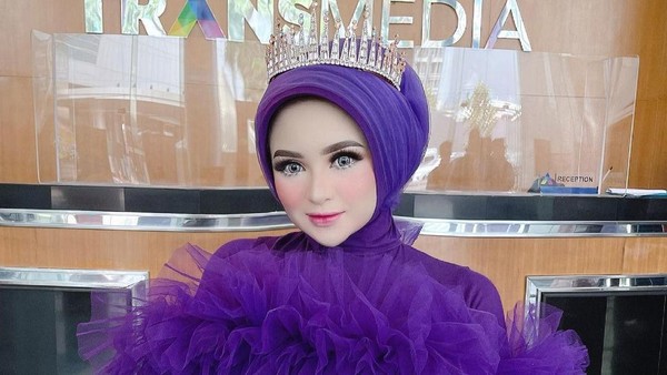 9 Gaya Selebgram Hijab Aceh yang Viral karena Belanja Dikawal 9 Ajudan