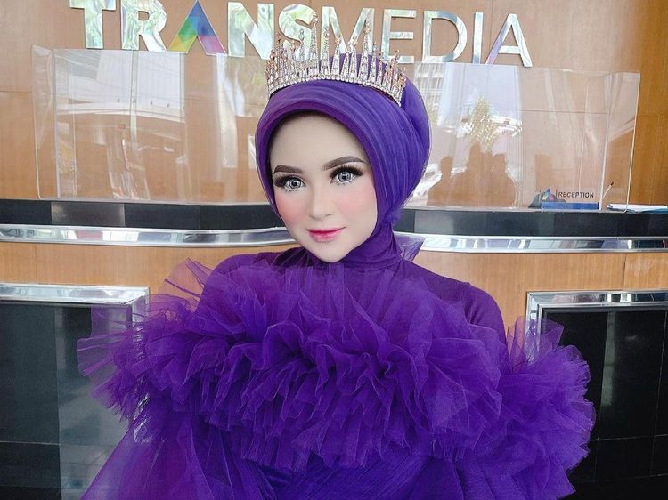 9 Gaya Selebgram Hijab Aceh yang Viral karena Belanja Dikawal 9 Ajudan